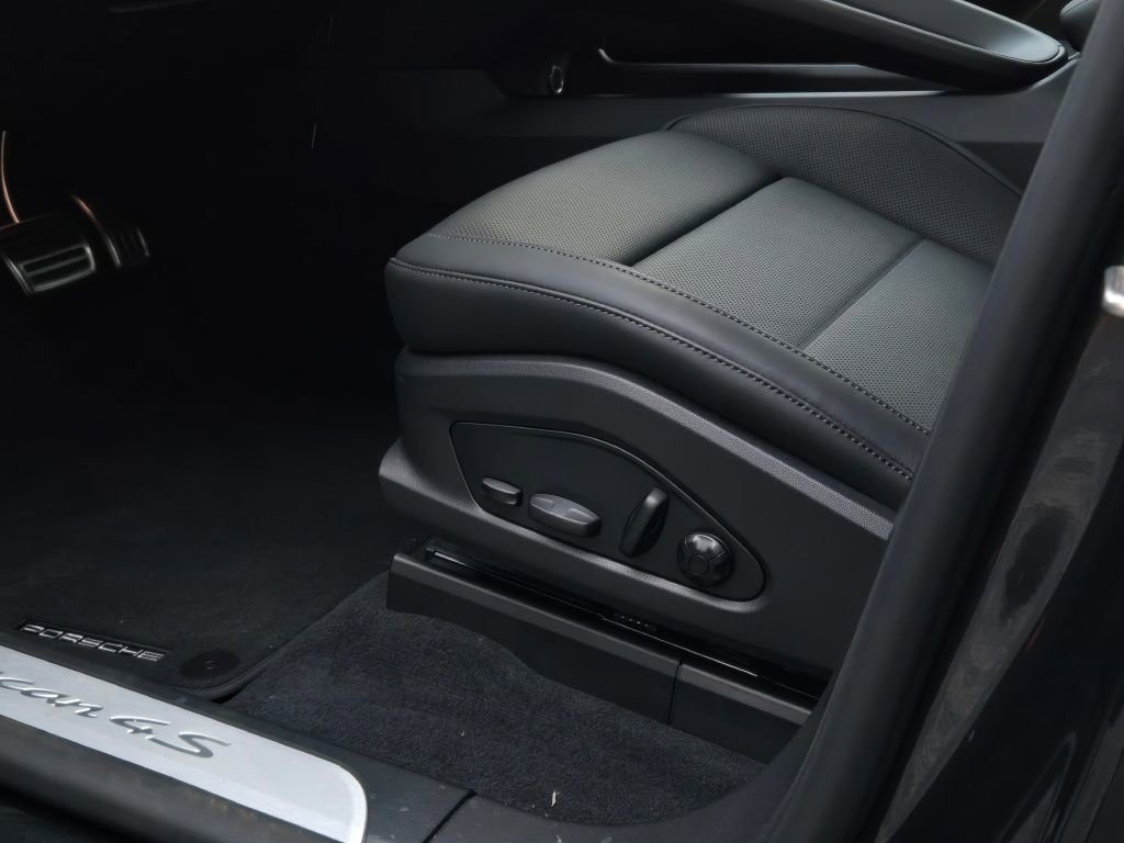 New 2025 Porsche Macan 4S Electric image 16