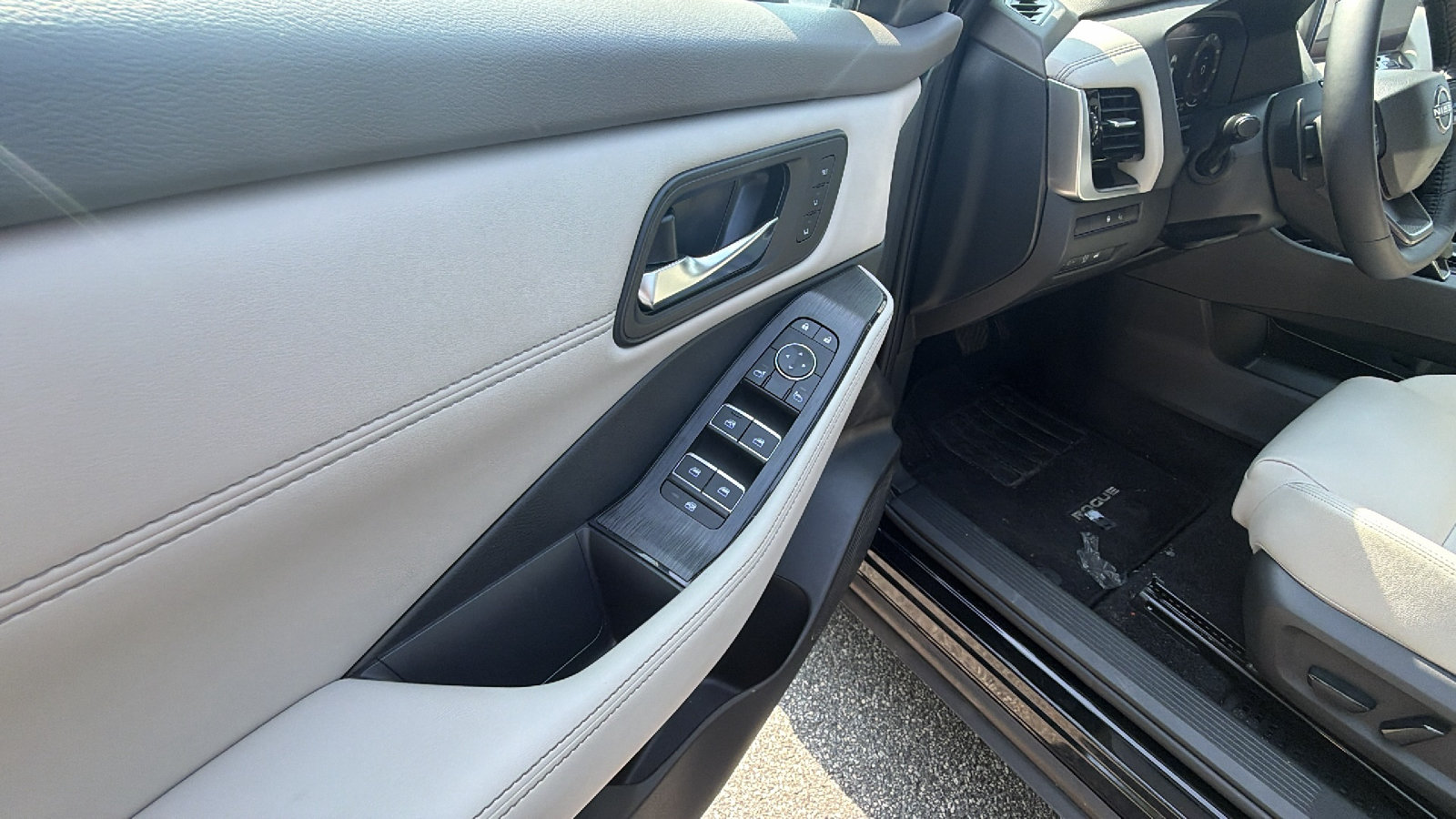 Used 2025 Nissan Rogue SL w/ SL Premium Package FWD image 15
