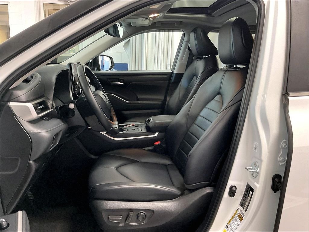 Used 2023 Toyota Highlander XLE AWD/4WD image 10