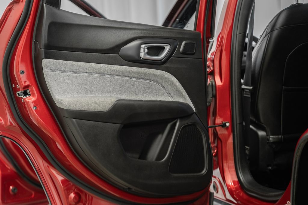 Certified 2025 Jeep Compass Latitude w/ Sun & Sound Group image 44