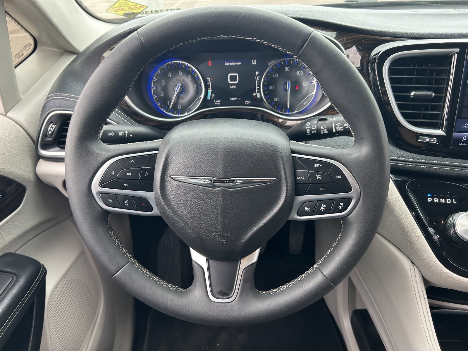 Used 2024 Chrysler Pacifica Limited FWD image 18