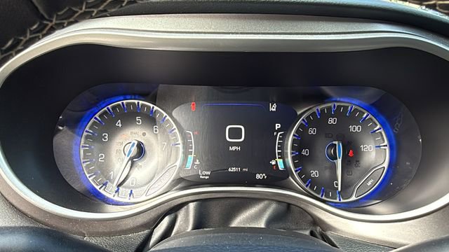 Used 2024 Chrysler Pacifica Touring-L image 23
