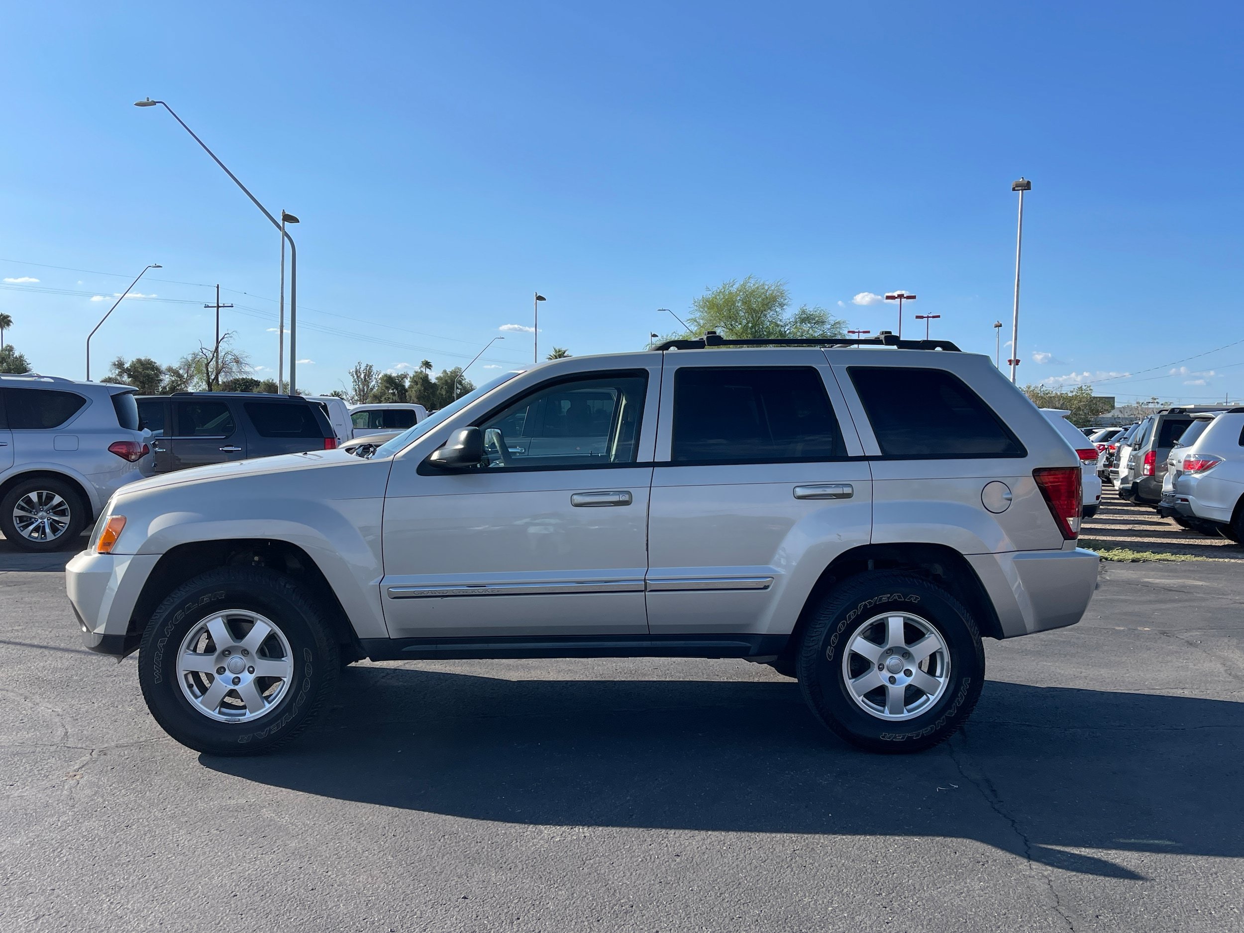Used 2010 Jeep Grand Cherokee Laredo AWD/4WD image 2
