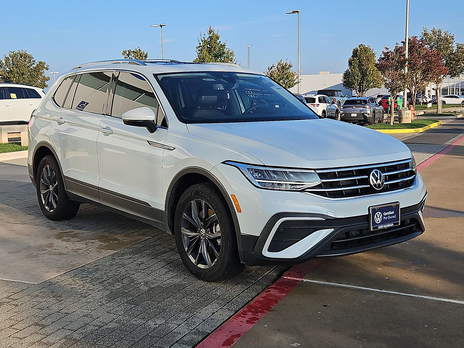 Certified 2023 Volkswagen Tiguan SE w/ Panoramic Sunroof Package FWD image 2