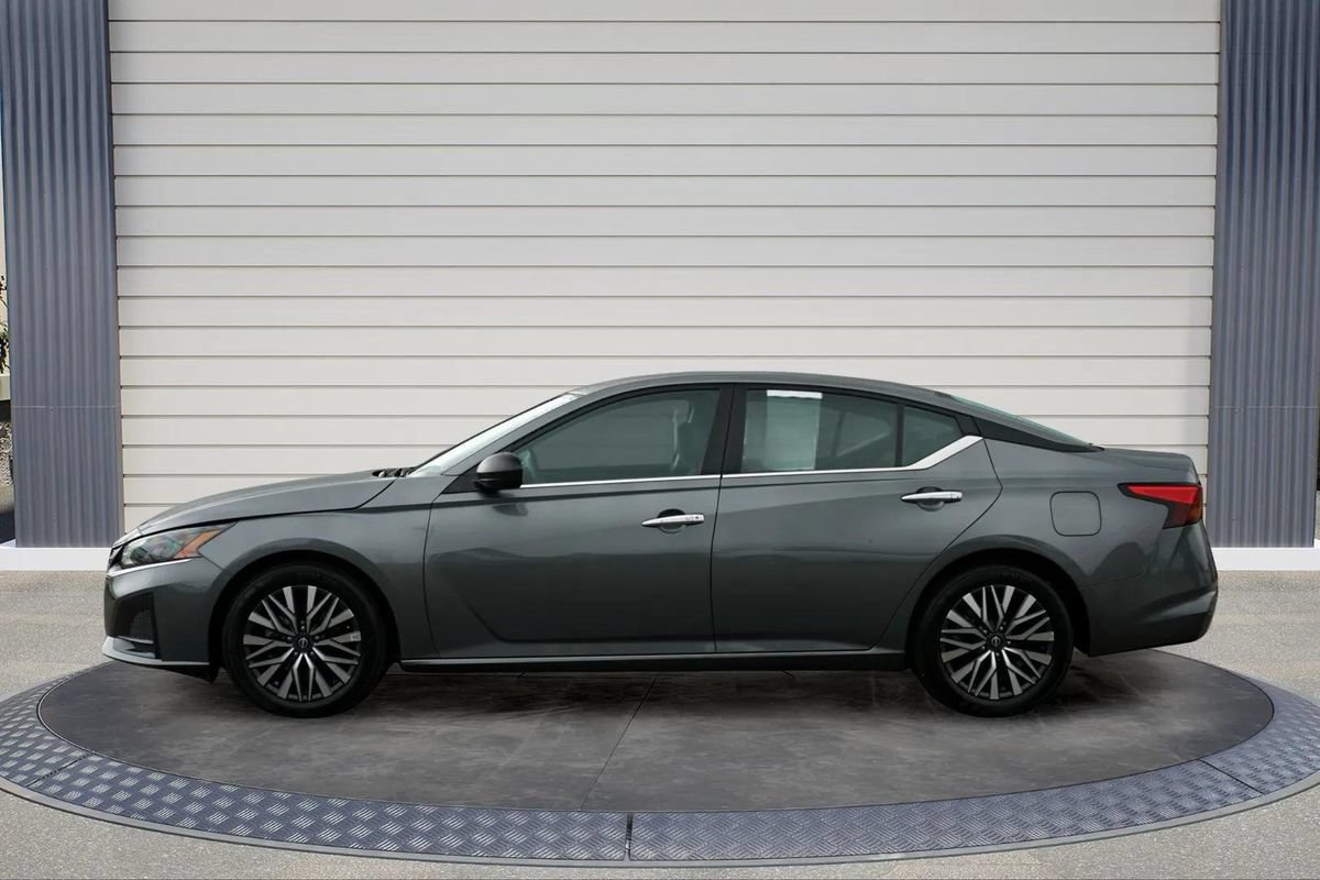 Used 2025 Nissan Altima 2.5 SV FWD image 4