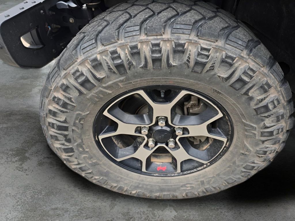Used 2018 Jeep Wrangler Unlimited Rubicon w/ Dual Top Group AWD/4WD image 13