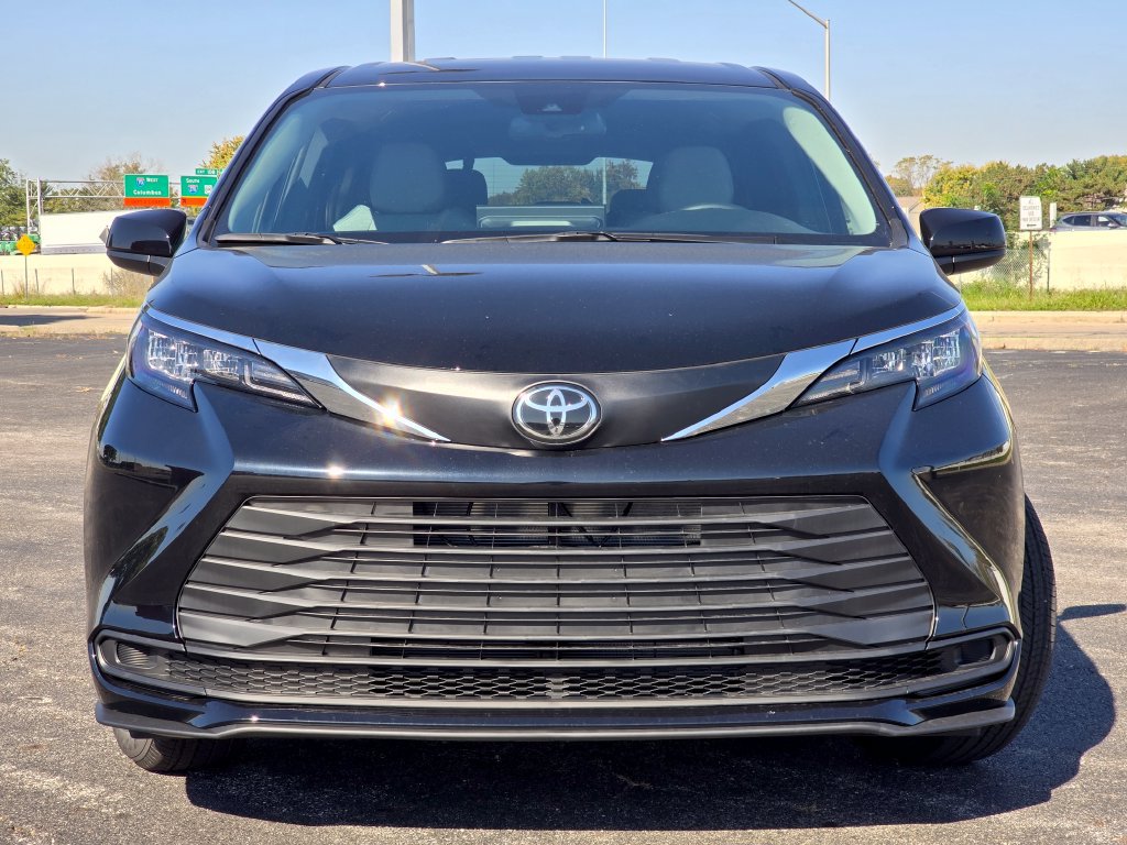 New 2026 Toyota Sienna LE AWD/4WD image 7