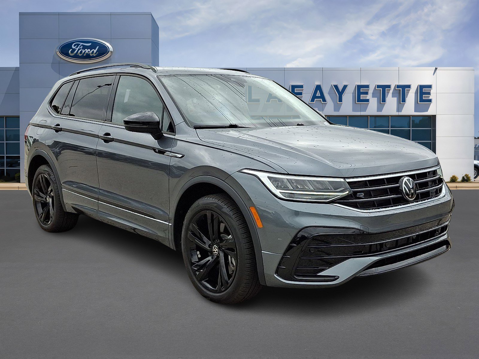 Used 2024 Volkswagen Tiguan SE R-Line