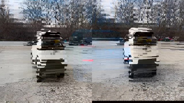 Used 2022 Chevrolet Bolt EUV LT w/ Convenience Package image 7