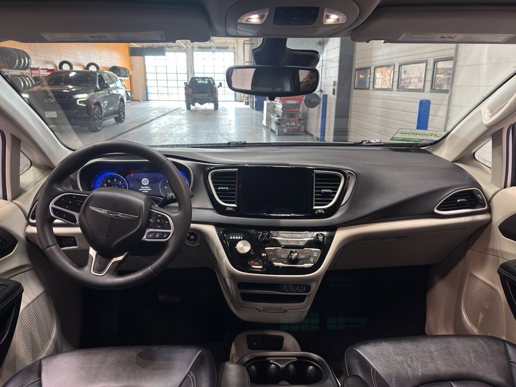 Used 2024 Chrysler Pacifica Touring-L image 14