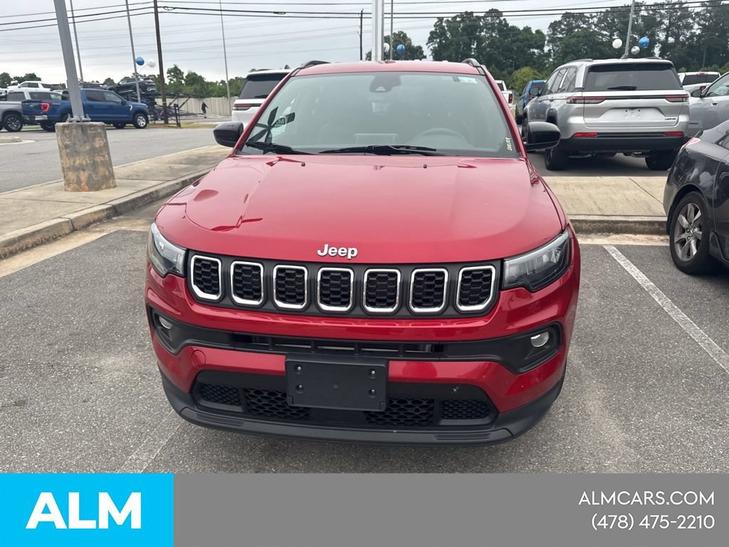 Used 2025 Jeep Compass Latitude AWD/4WD image 3