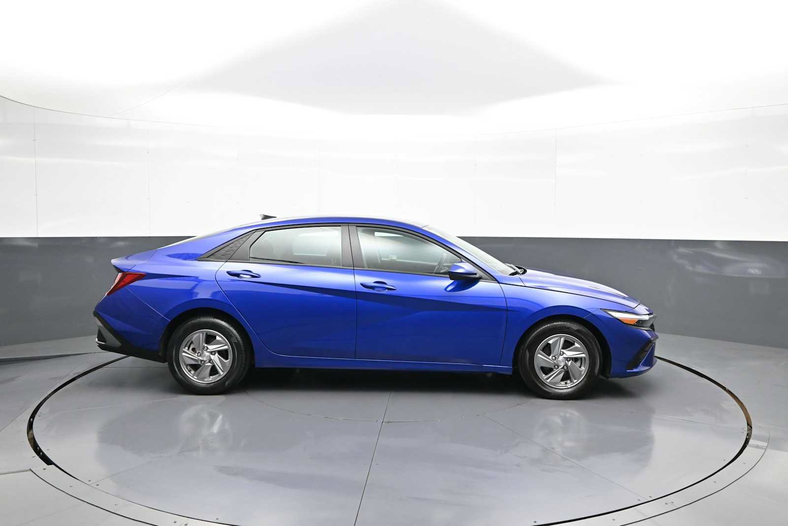 Certified 2025 Hyundai Elantra SE w/ Cargo Package FWD image 4