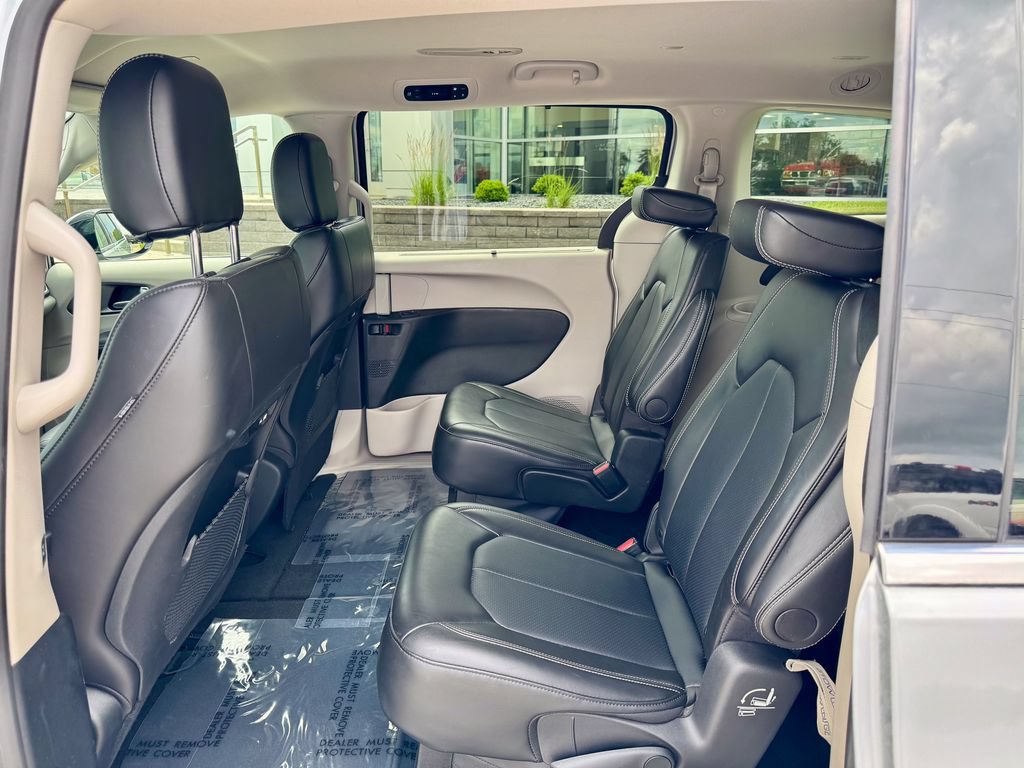 Used 2024 Chrysler Pacifica Touring-L FWD image 13