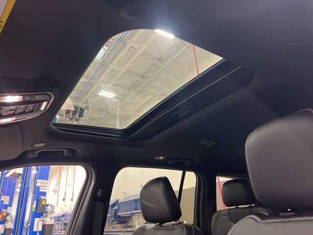 Used 2022 Jeep Grand Cherokee Altitude AWD/4WD image 11