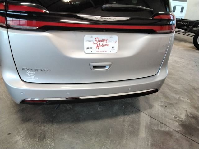 Used 2024 Chrysler Pacifica Touring-L image 15