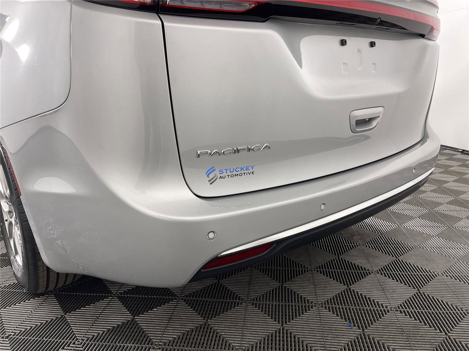 Used 2024 Chrysler Pacifica Touring-L image 5
