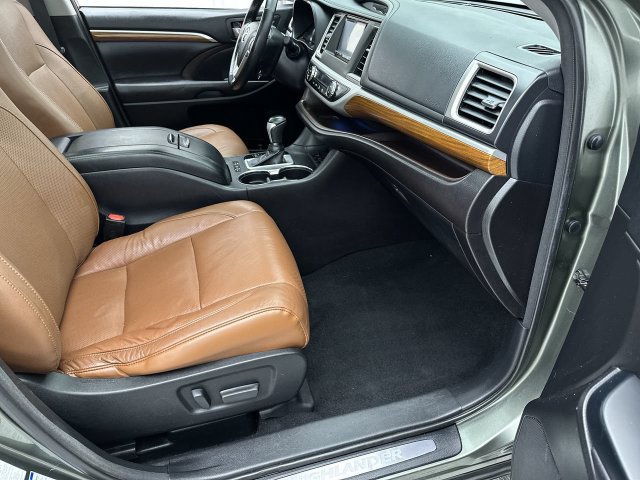 Used 2018 Toyota Highlander Limited Platinum AWD/4WD image 25