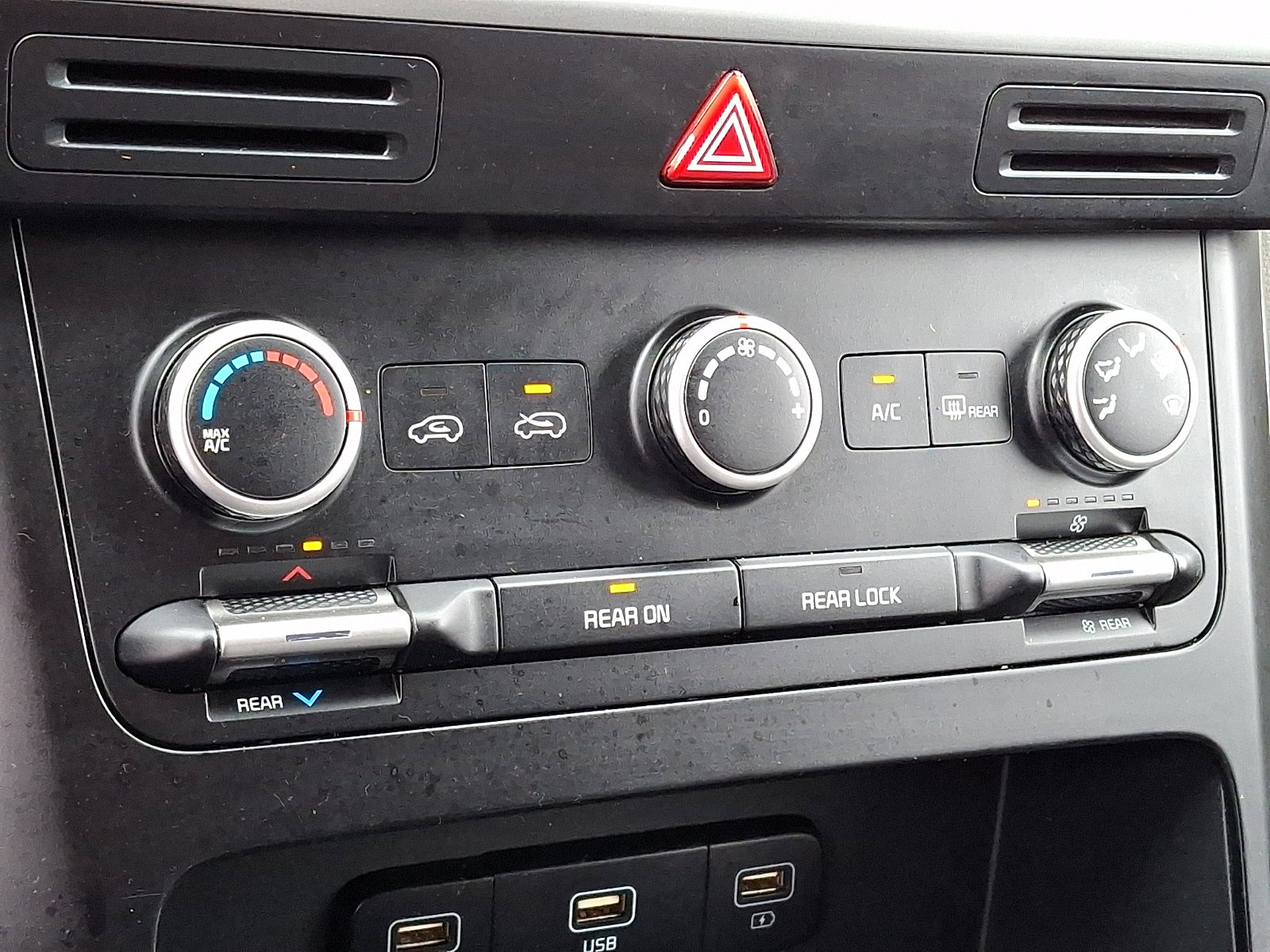 Used 2022 Kia Carnival LX image 16