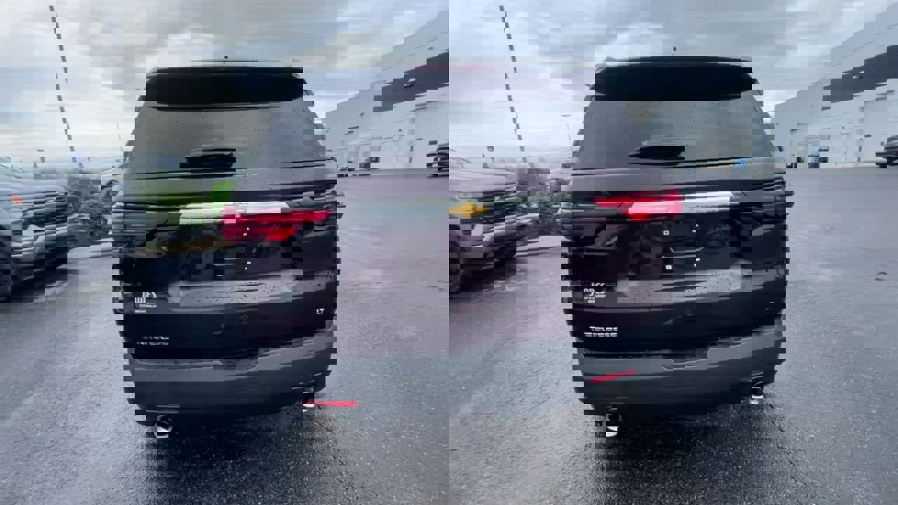 Used 2023 Chevrolet Traverse LT image 2