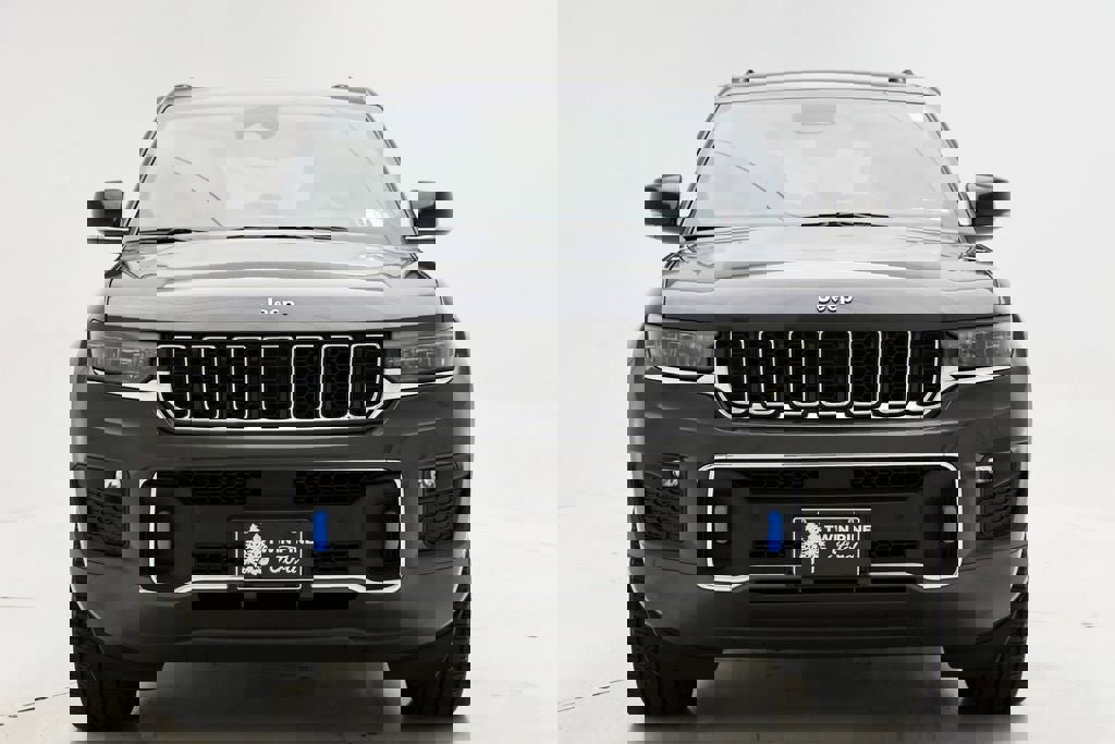 Used 2023 Jeep Grand Cherokee Overland w/ Luxury Tech Group IV image 4