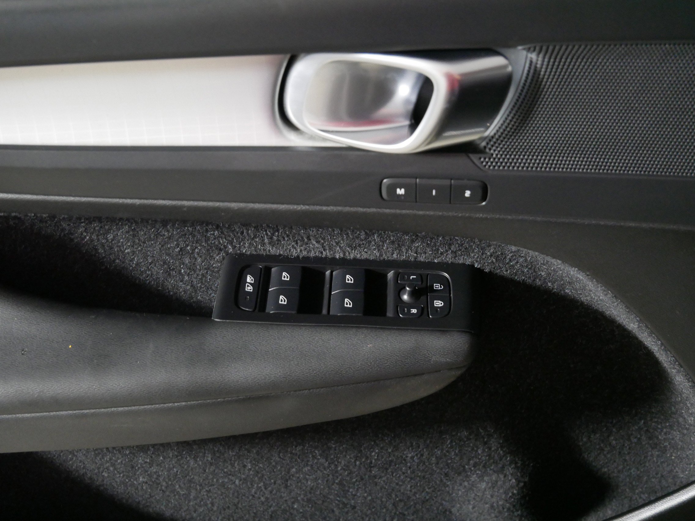 Used 2021 Volvo XC40 T5 Momentum image 19