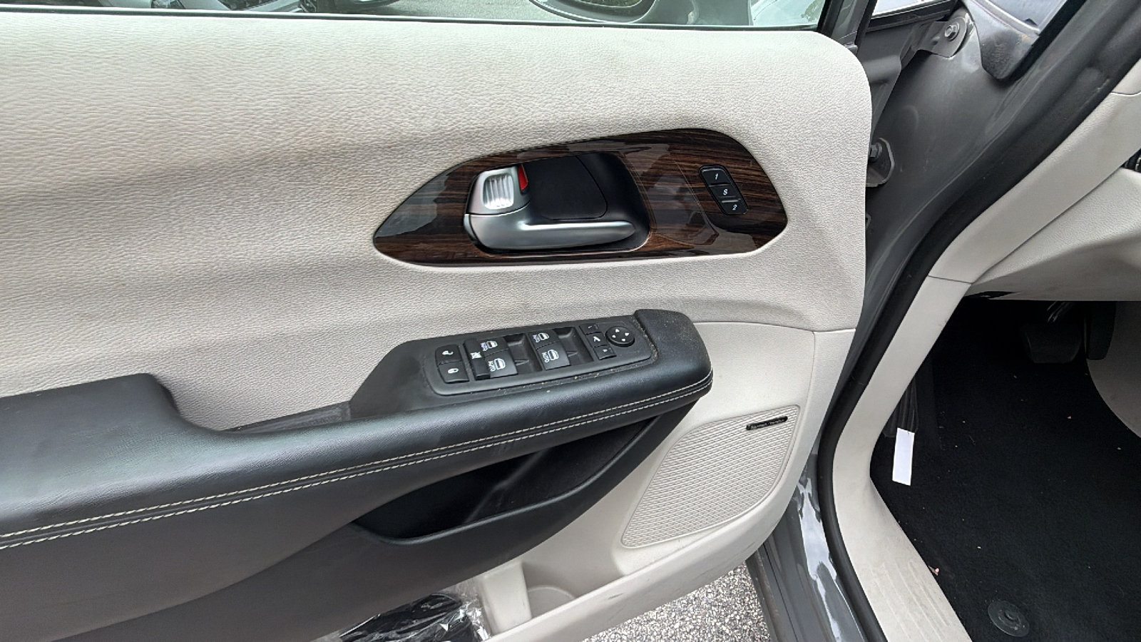 Used 2022 Chrysler Pacifica Limited FWD image 15