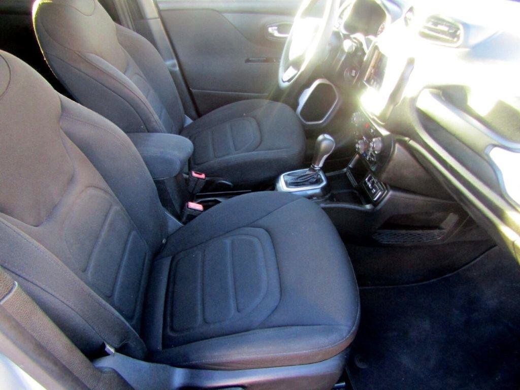 Used 2018 Jeep Renegade Latitude FWD image 12