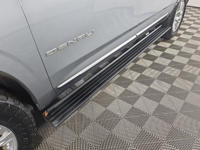 Used 2023 GMC Yukon XL Denali AWD/4WD image 11