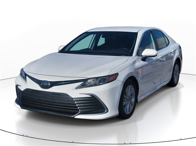 Used 2022 Toyota Camry LE image 2