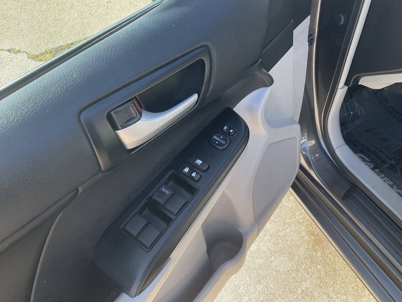 Used 2014 Toyota Camry LE FWD image 9