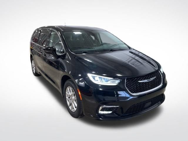 Used 2024 Chrysler Pacifica Touring-L image 8