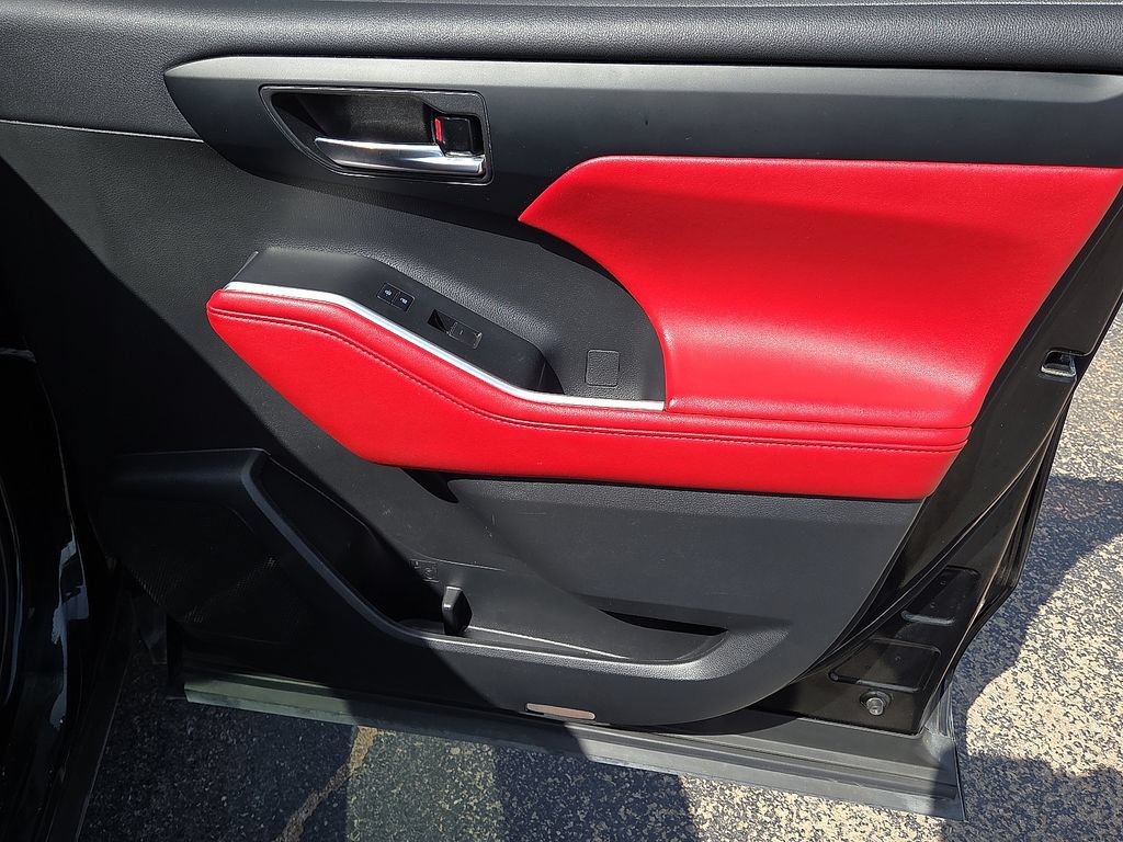 Used 2022 Toyota Highlander XSE FWD image 13