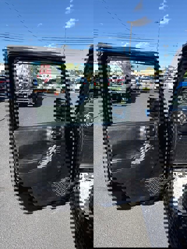 Used 2018 Jeep Wrangler Rubicon w/ Power Convenience Group image 9