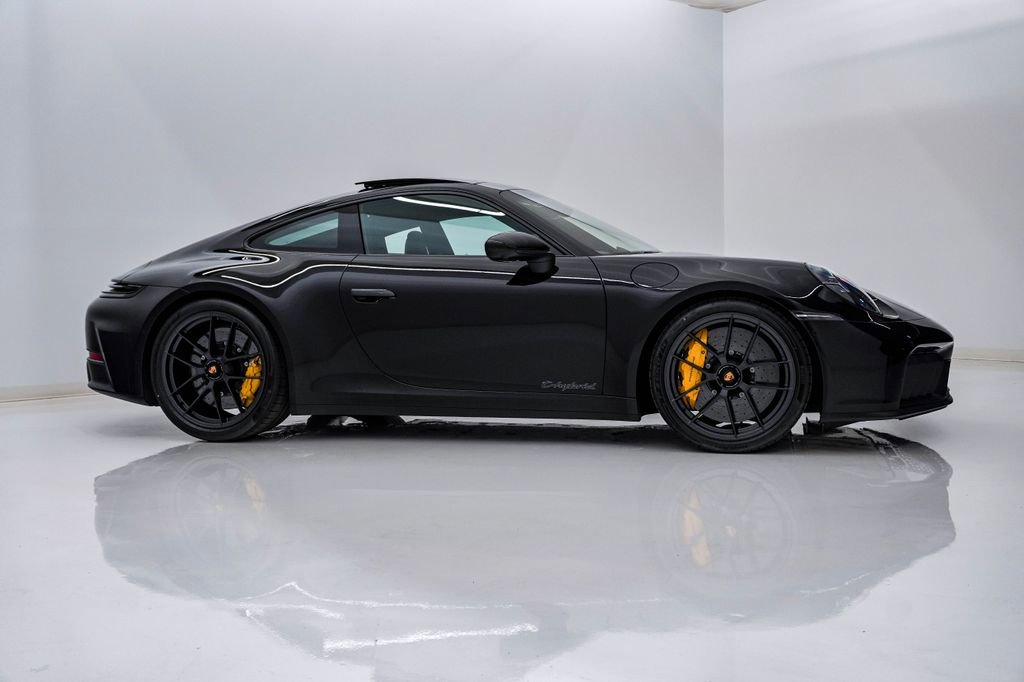 Certified 2025 Porsche 911 Carrera GTS image 9