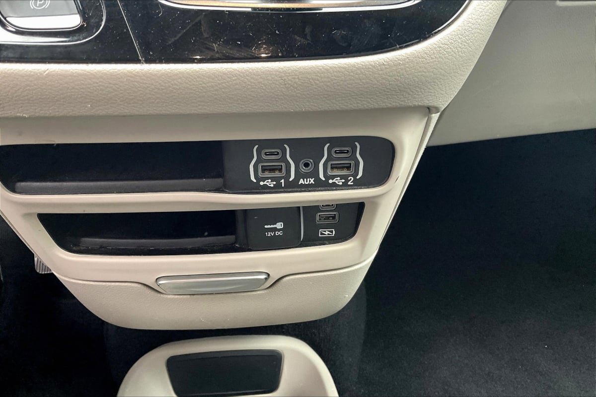 Used 2022 Chrysler Pacifica Touring-L FWD image 32