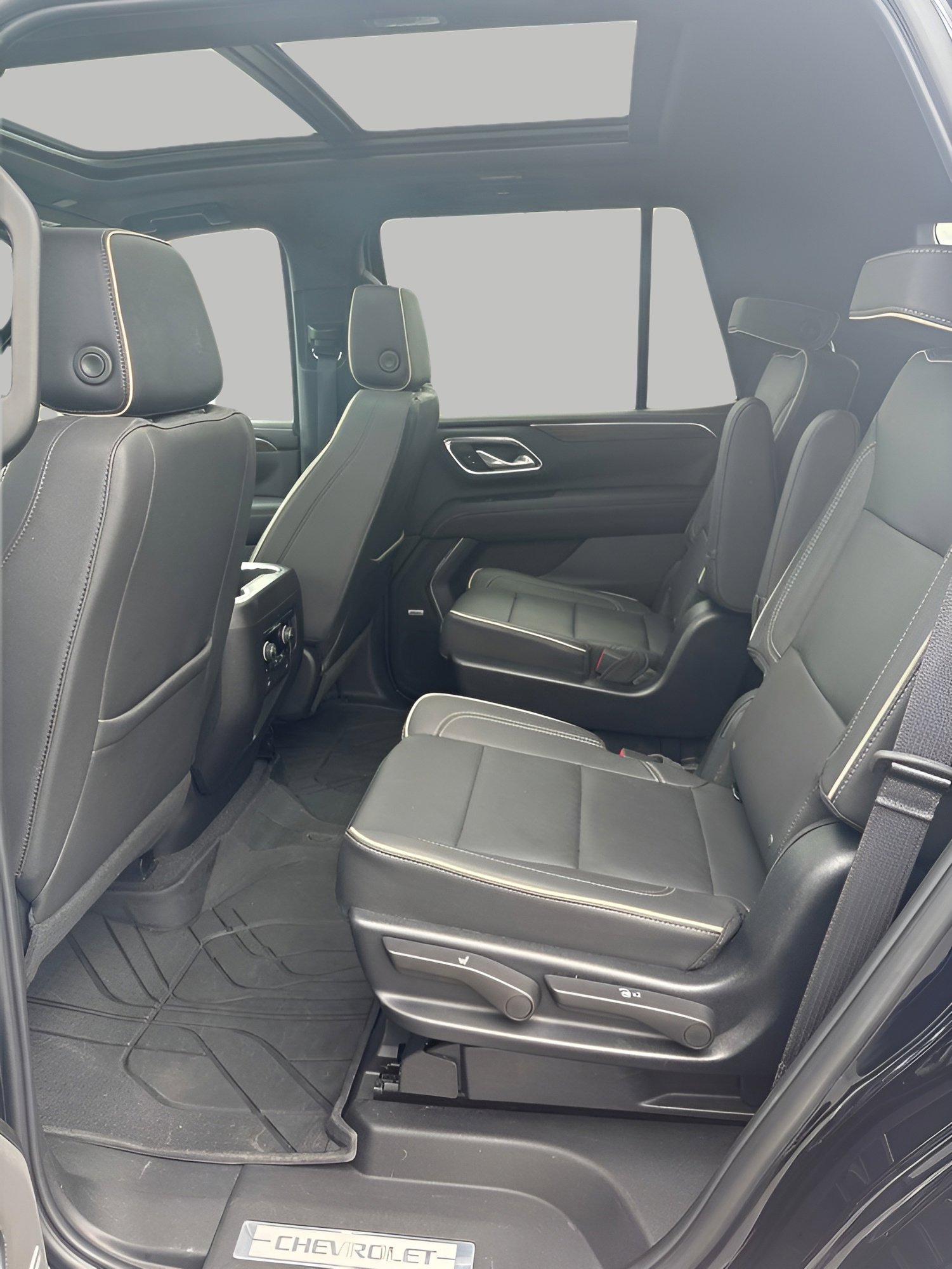 Used 2023 Chevrolet Tahoe Premier w/ Premium Package AWD/4WD image 16