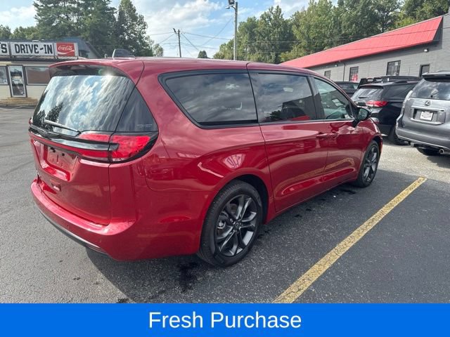 Used 2026 Chrysler Pacifica Select FWD image 3