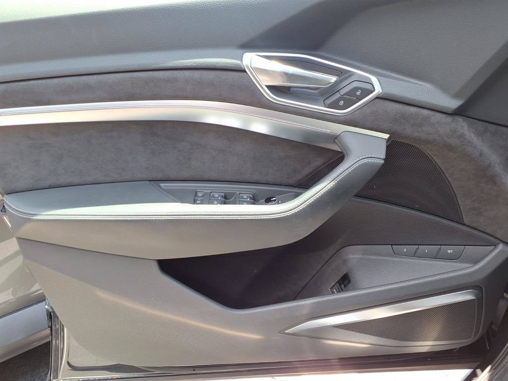 Used 2019 Audi e-tron Prestige w/ Prestige Package AWD/4WD image 16