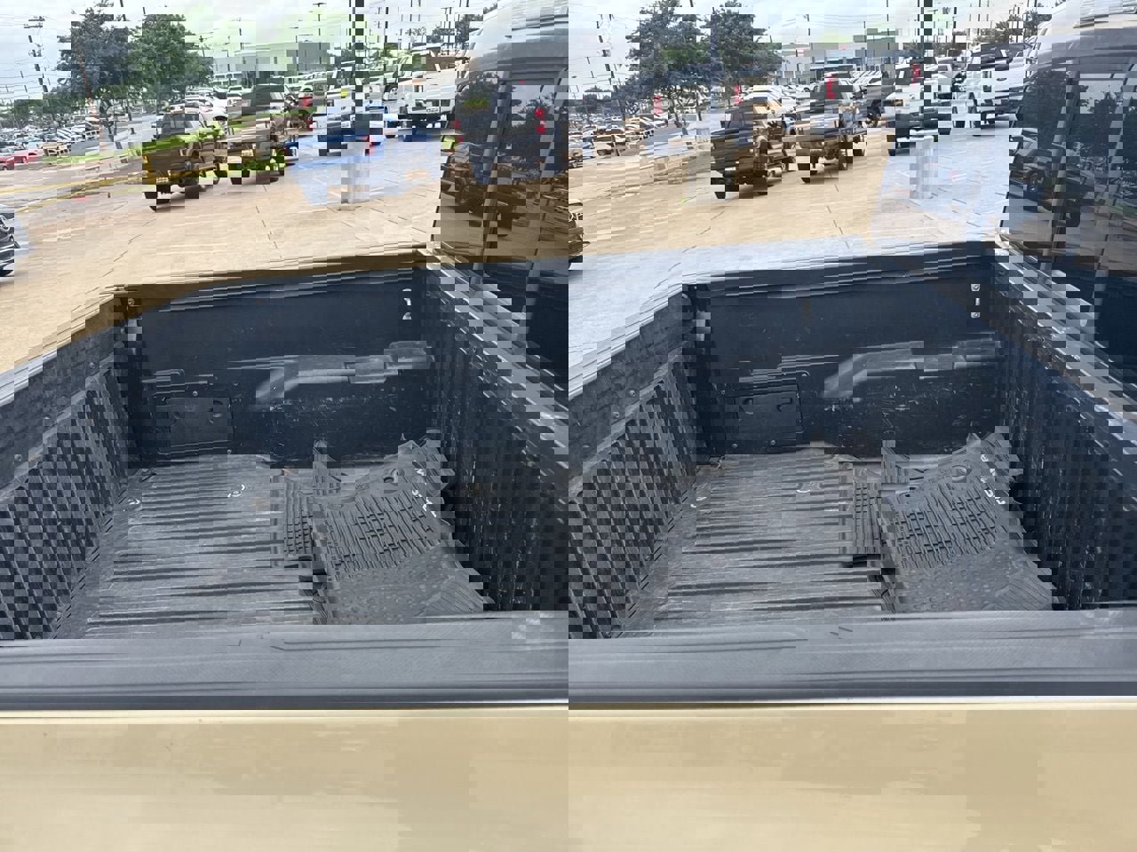 Used 2017 Toyota Tacoma SR5 w/ Tow Package RWD image 4