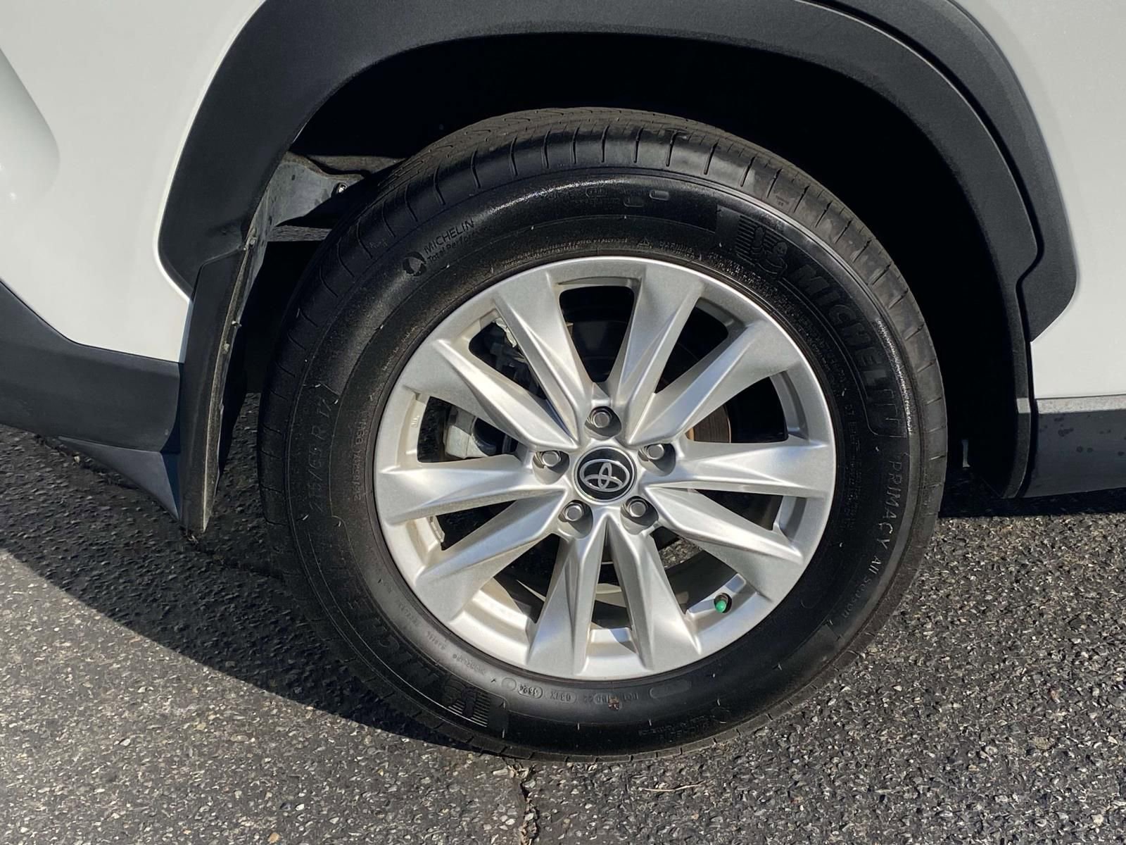 Used 2025 Toyota Corolla Cross LE FWD image 8