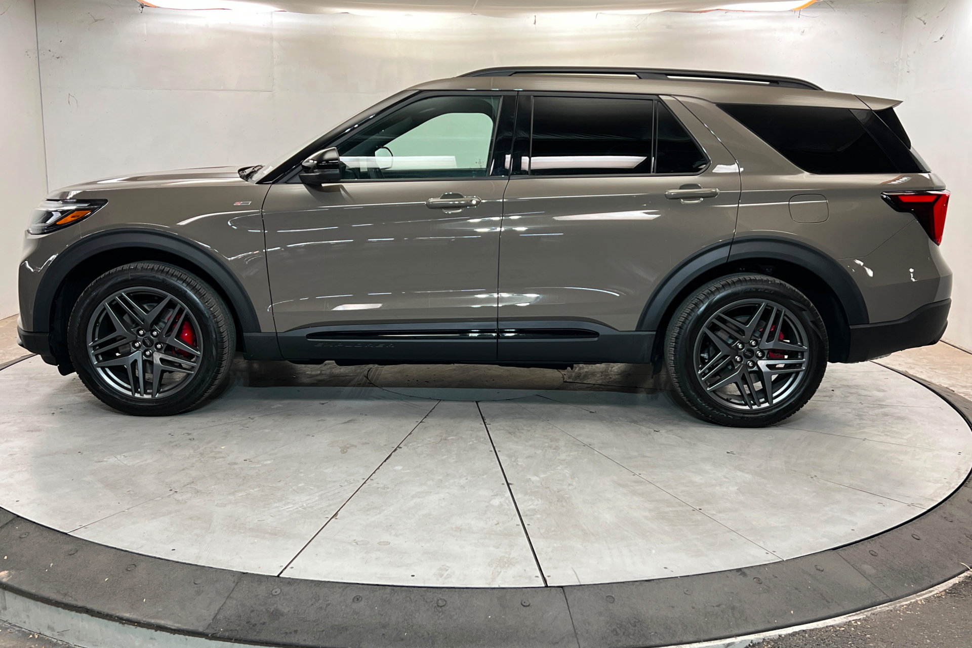 Used 2026 Ford Explorer ST-Line w/ ST-Line Street Pack AWD/4WD image 2