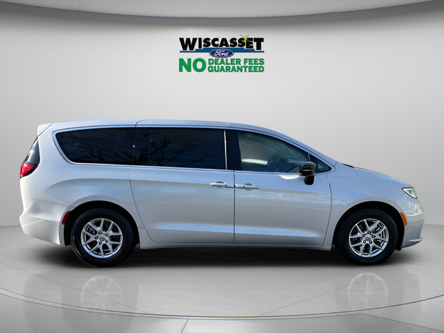 Used 2024 Chrysler Pacifica Touring-L FWD image 6