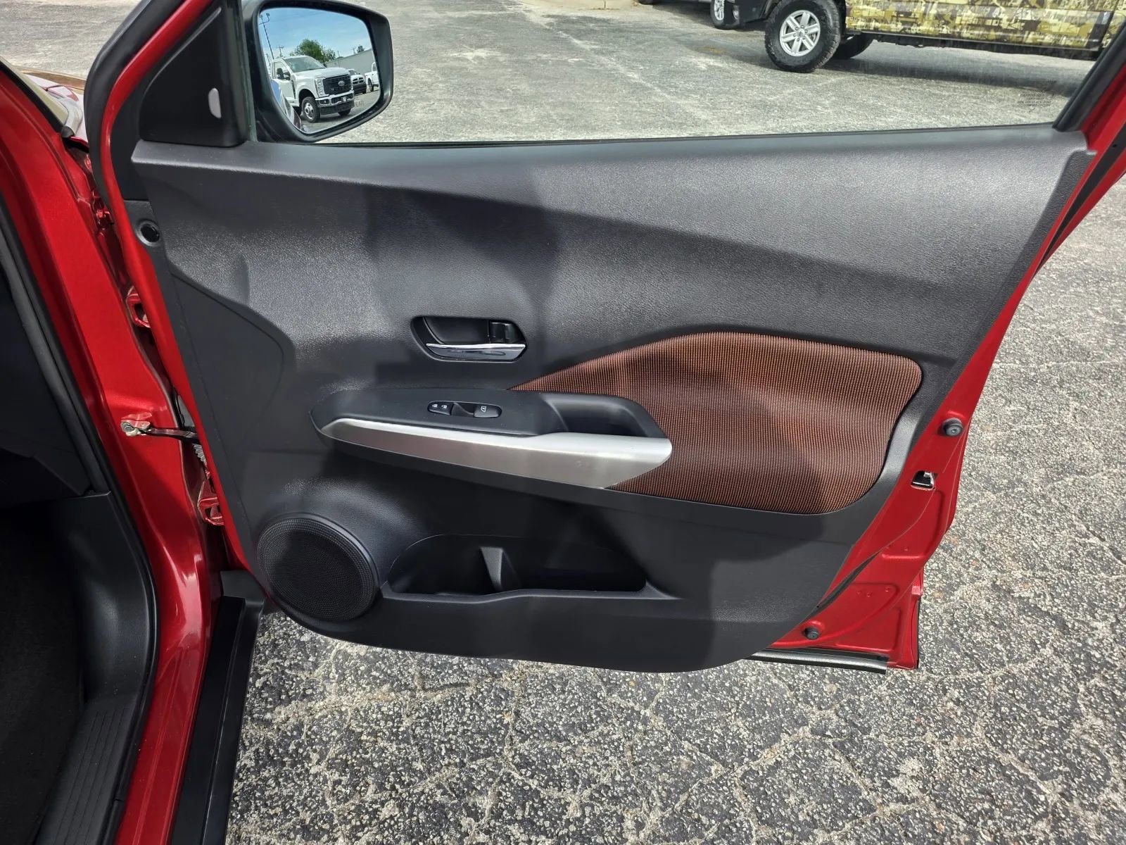 Used 2018 Nissan Kicks SR FWD image 16
