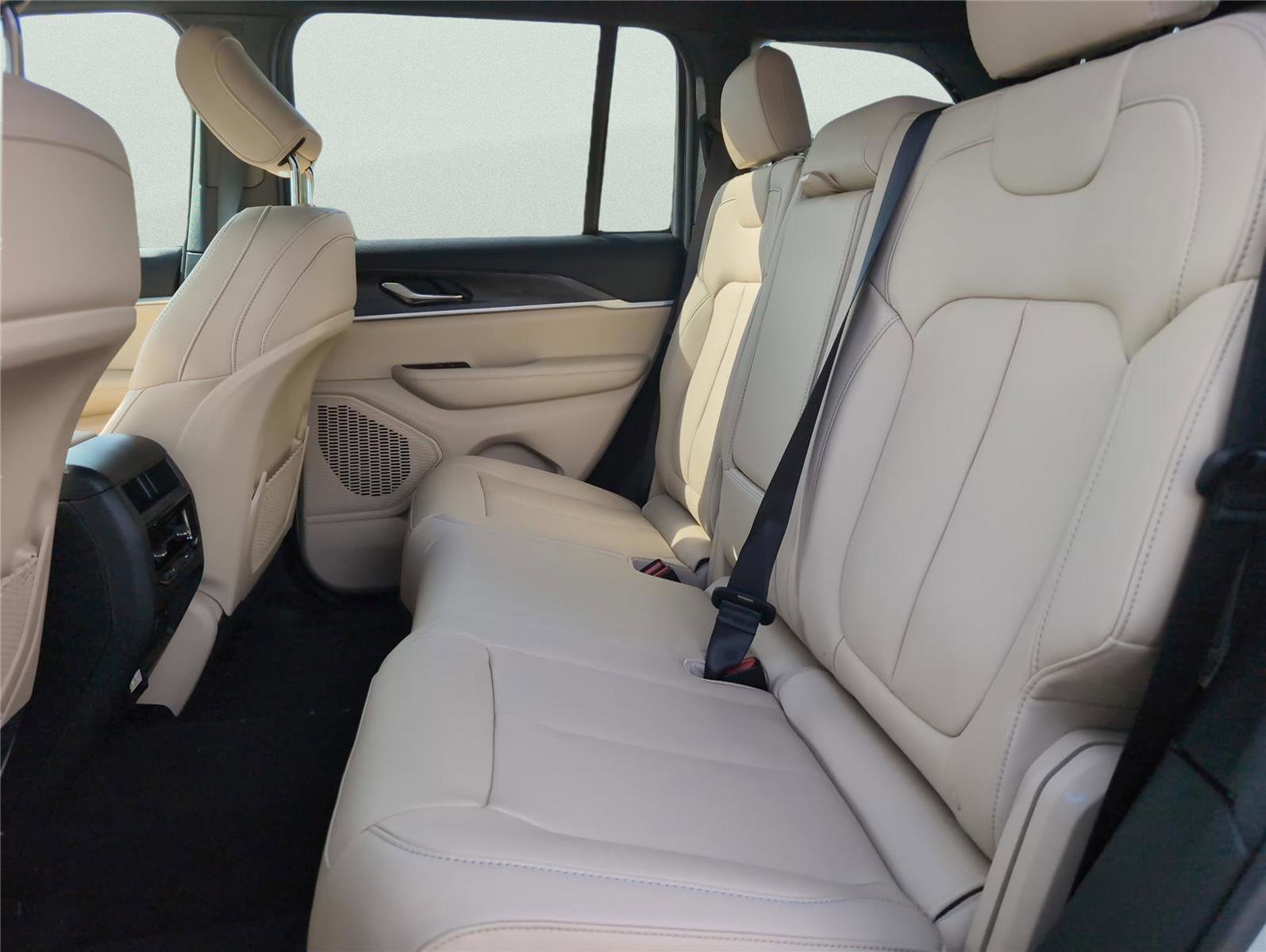 New 2025 Jeep Grand Cherokee Limited w/ Trailer Tow Package image 35