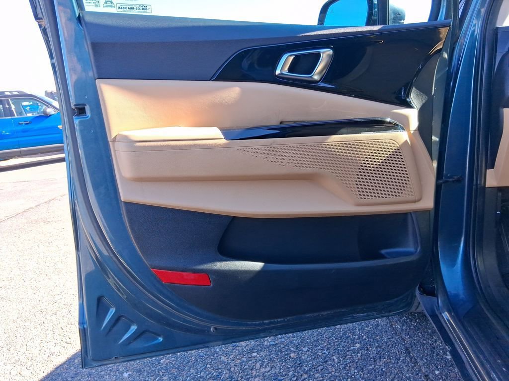 Used 2024 Kia Carnival EX image 10
