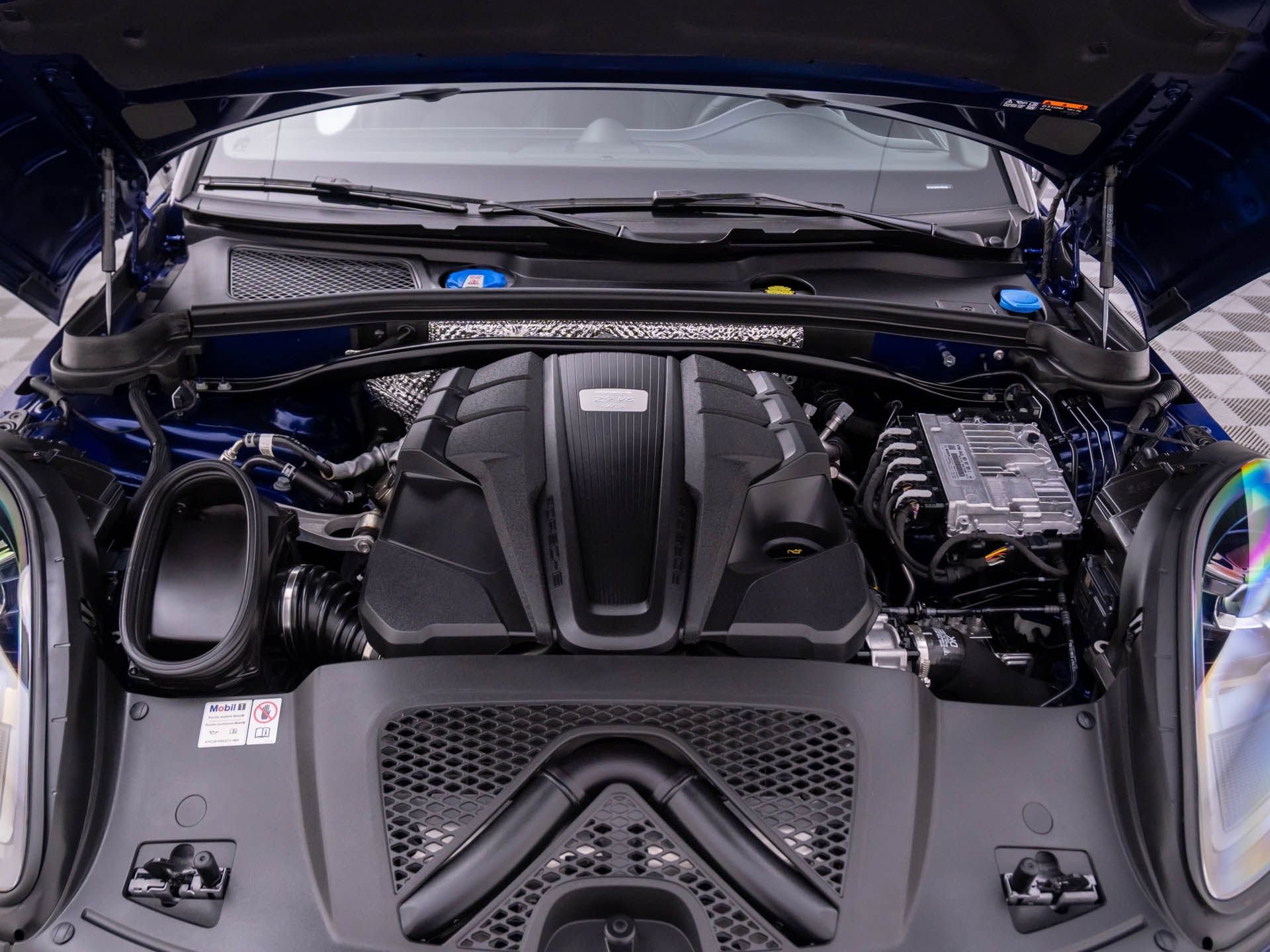 Certified 2025 Porsche Macan GTS image 31