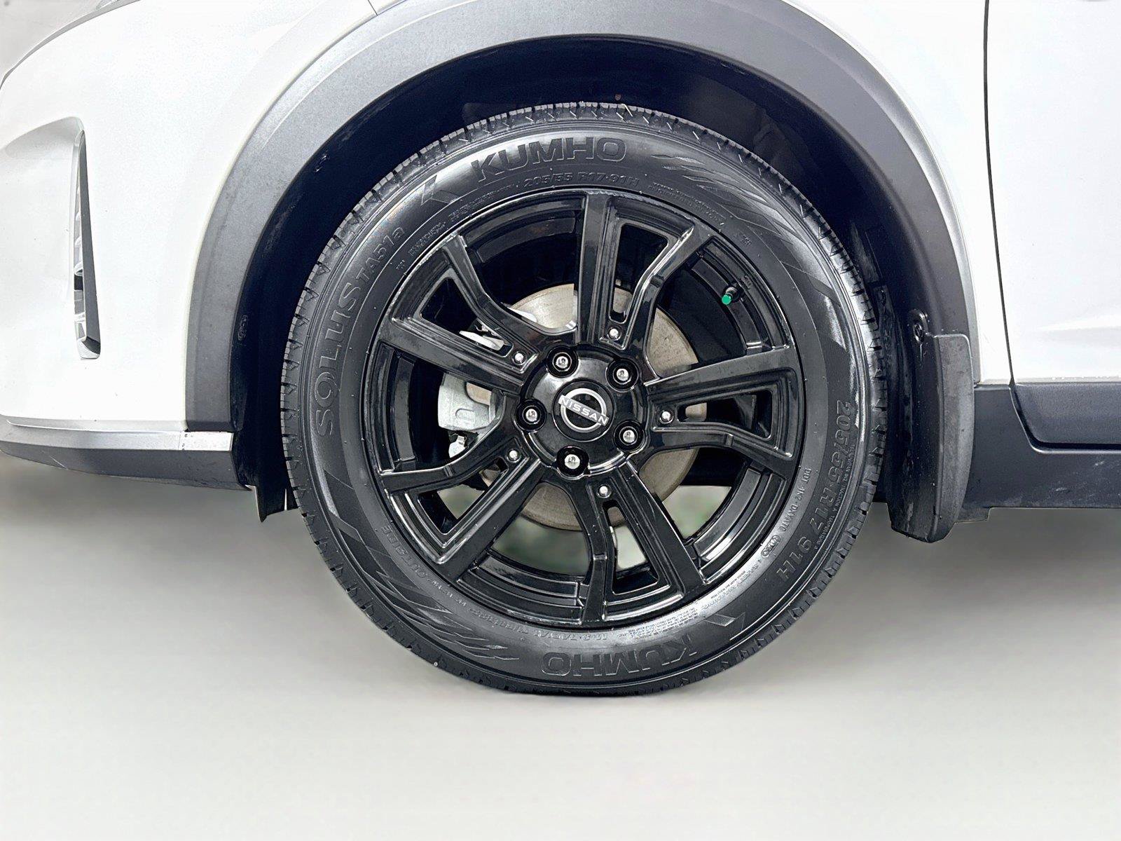 Used 2023 Nissan Kicks SR w/ SR Premium Package FWD image 39
