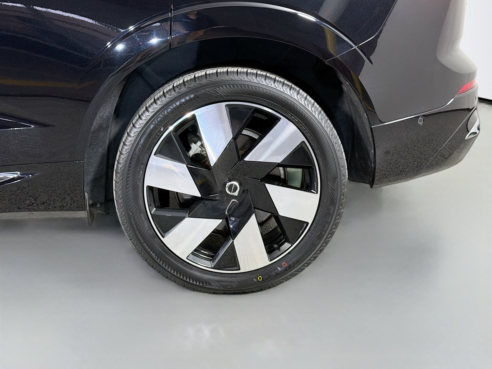 Certified 2023 Volvo XC60 T8 Plus w/ Protection Package Premier AWD/4WD image 28