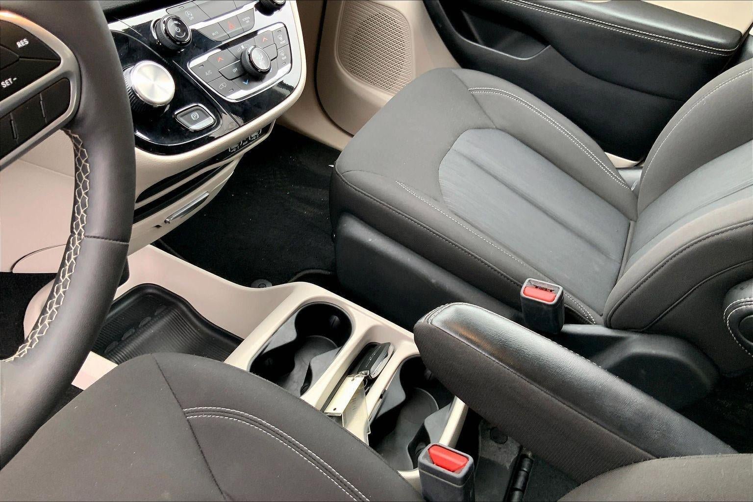 Used 2024 Chrysler Voyager LX image 15