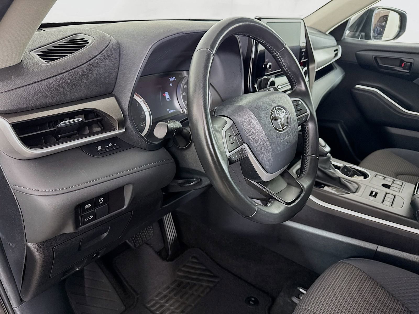 Certified 2024 Toyota Highlander LE AWD/4WD image 9